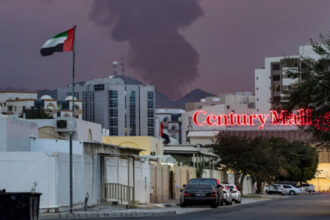 إصابة 5 أشخاص جراء سقوط شظايا عقب اعتراض صاروخ في أبوظبي