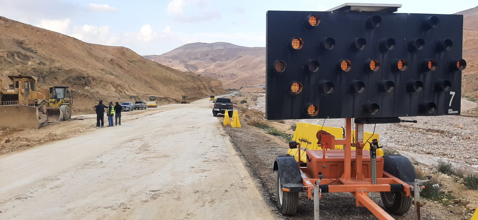 صورة حول : إعادة فتح الطريق الملوكي في الطفيلة بعد انقطاعه بسبب السيول إعادة فتح الطريق الملوكي في الطفيلة بعد انقطاعه بسبب السيول