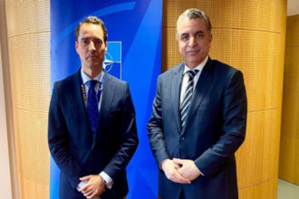 البطاينة يبحث مع مسؤولي الناتو تداعيات التصعيد ودعم الأردن