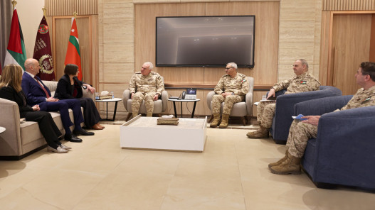 رئيس هيئة الأركان يستقبل رئيسة الصليب الأحمر في الأردن لبحث التعاون المشترك