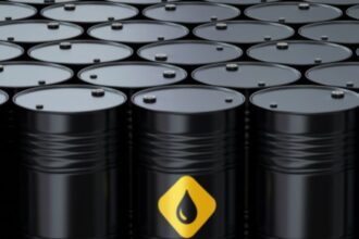 النفط يتجه لارتفاع أسبوعي رغم ضوء أخضر أميركي لشراء خام روسي