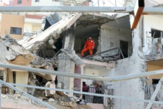 8 قتلى بغارة إسرائيلية على مبنى في منطقة صيدا جنوبي لبنان