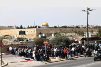 مقدسيون يؤدون صلاة الجمعة الأخيرة من رمضان على مقربة من الأقصى
