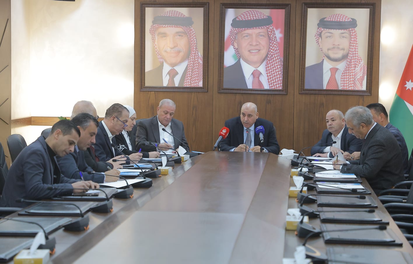 صورة حول : القاضي يترأس اجتماعاً لمكتب تنفيذي النواب القاضي يترأس اجتماعاً لمكتب تنفيذي النواب