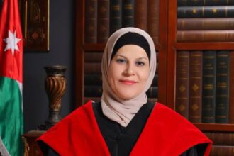 درع الضحك ونصال السخرية: كيمياء المقاومة في زمن الرماد