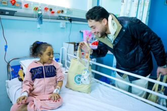 نجوم الرياضة الأردنية يشاركون رابطة اللاعبين في زيارة مرضى قسم الأطفال بمستشفى الأمير حمزة