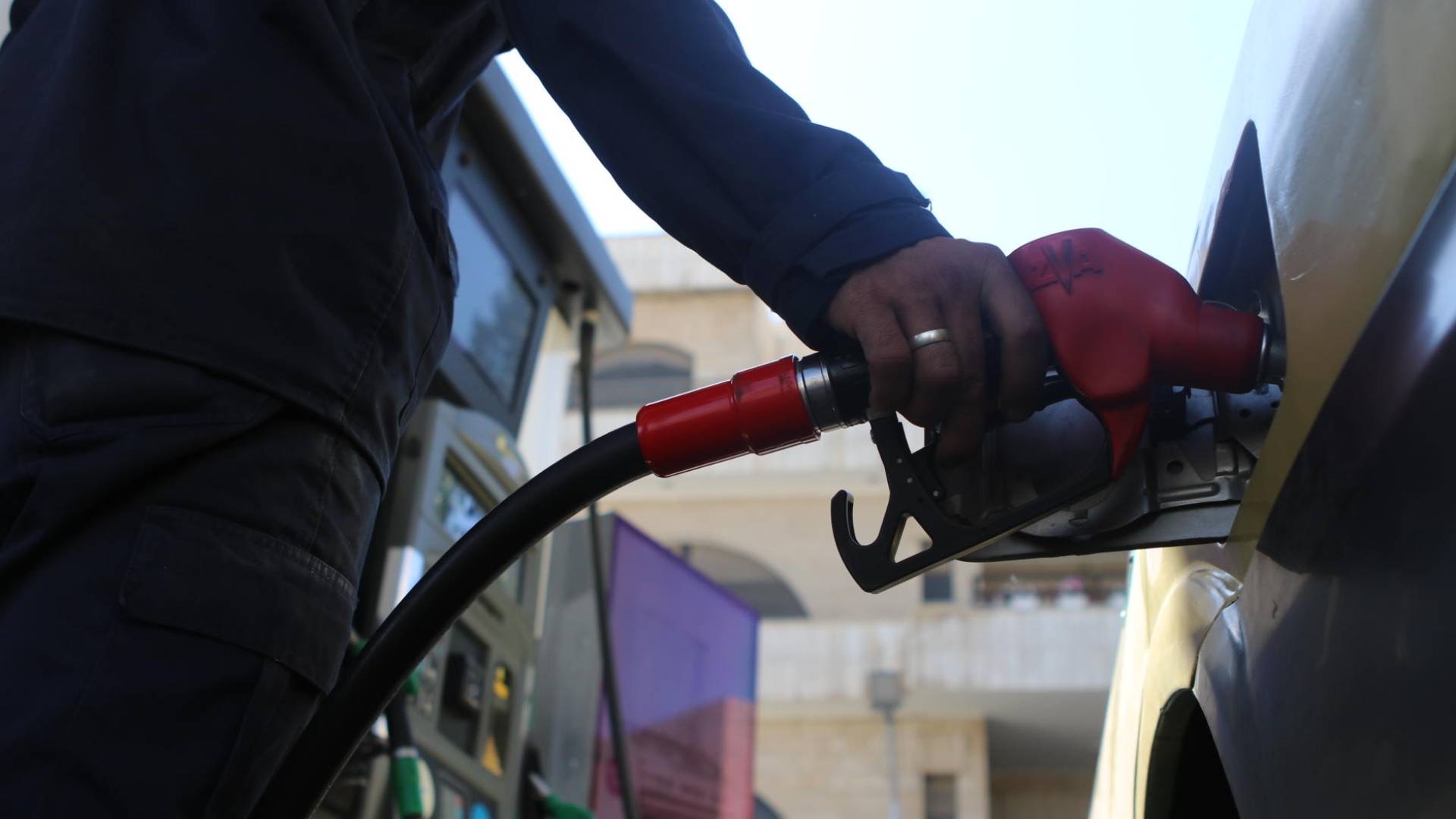 هيئة الطاقة تمنع محطات المحروقات بيع البنزين بالجالونات