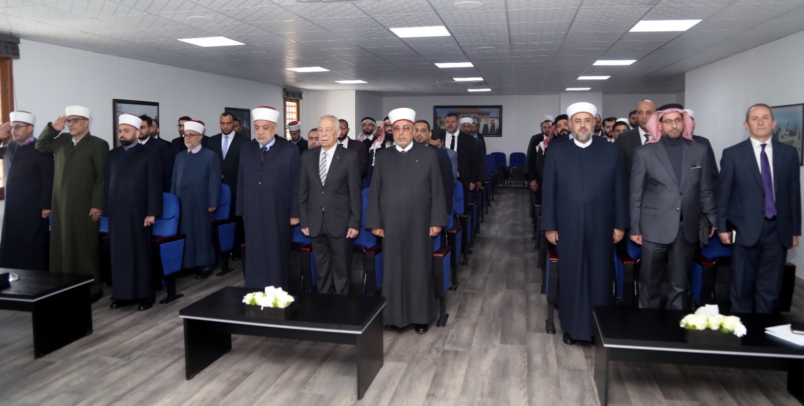 *العيسوي يسلم المكرمة الملكية السنوية لـ 30 إماما وواعظا مقبلين على الزواج*