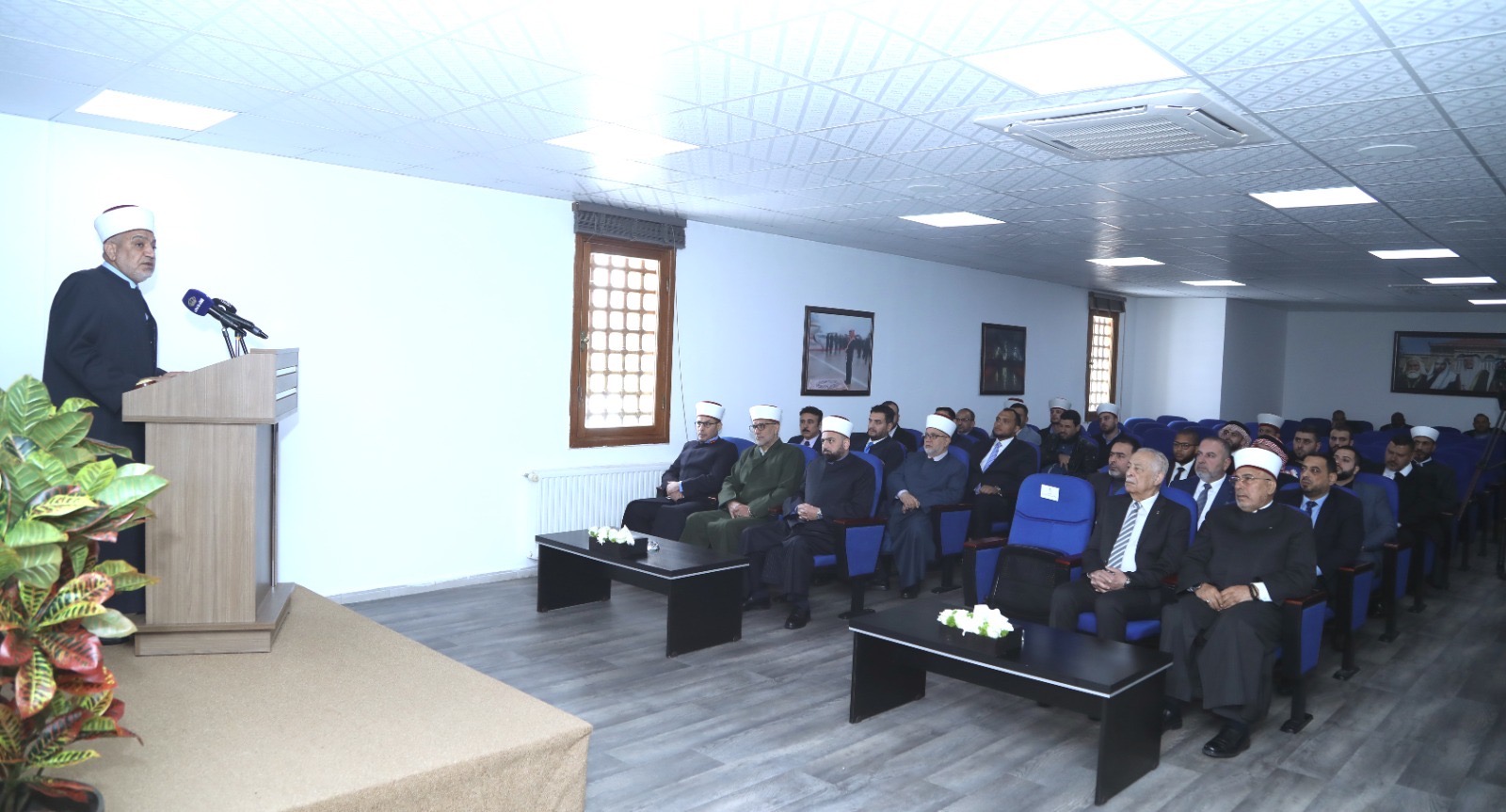 *العيسوي يسلم المكرمة الملكية السنوية لـ 30 إماما وواعظا مقبلين على الزواج*