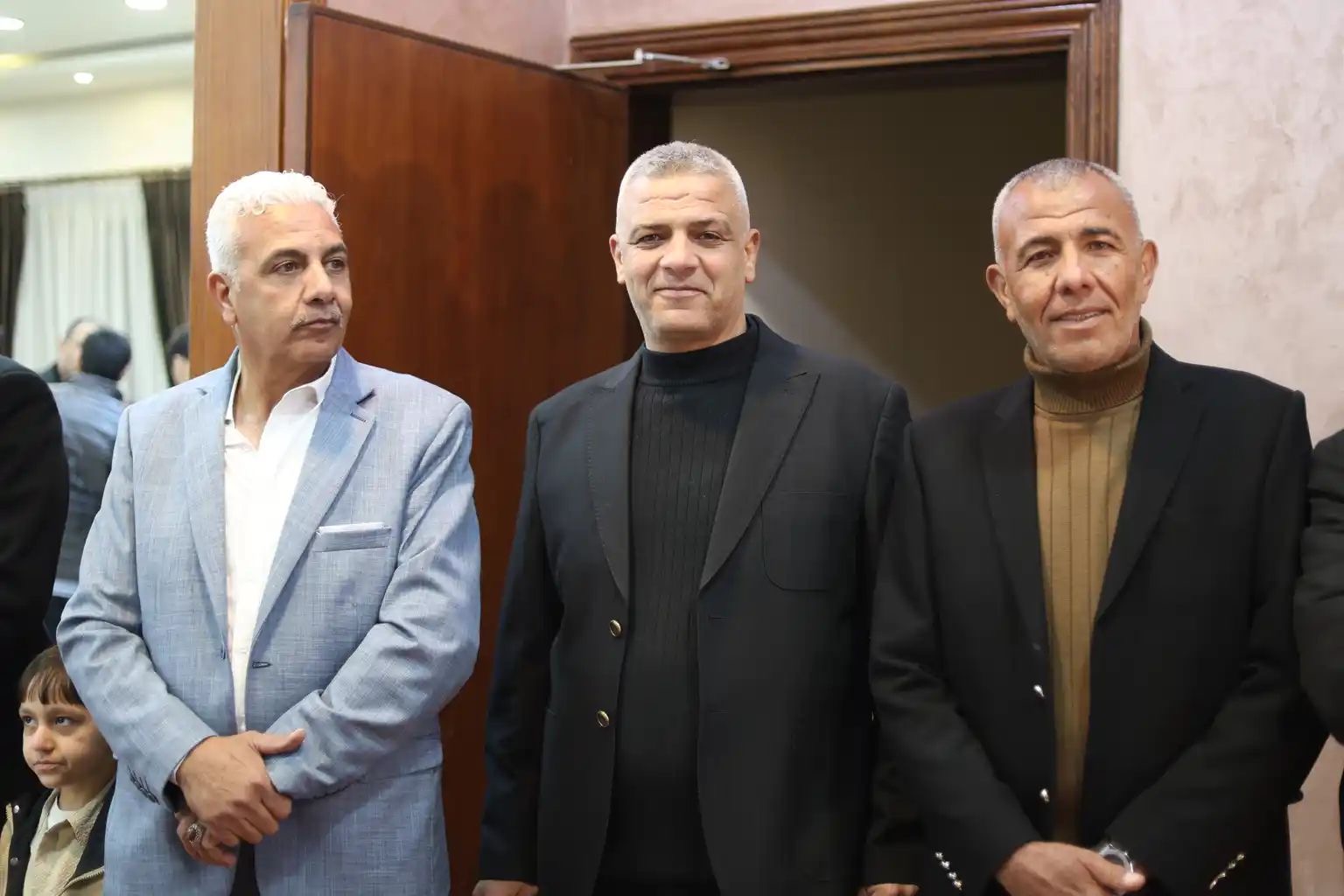 آل غنام النجار وآل عشا نسايب .. الصحفي محمد غنام طلب والنائب د. احمد عشا اعطى