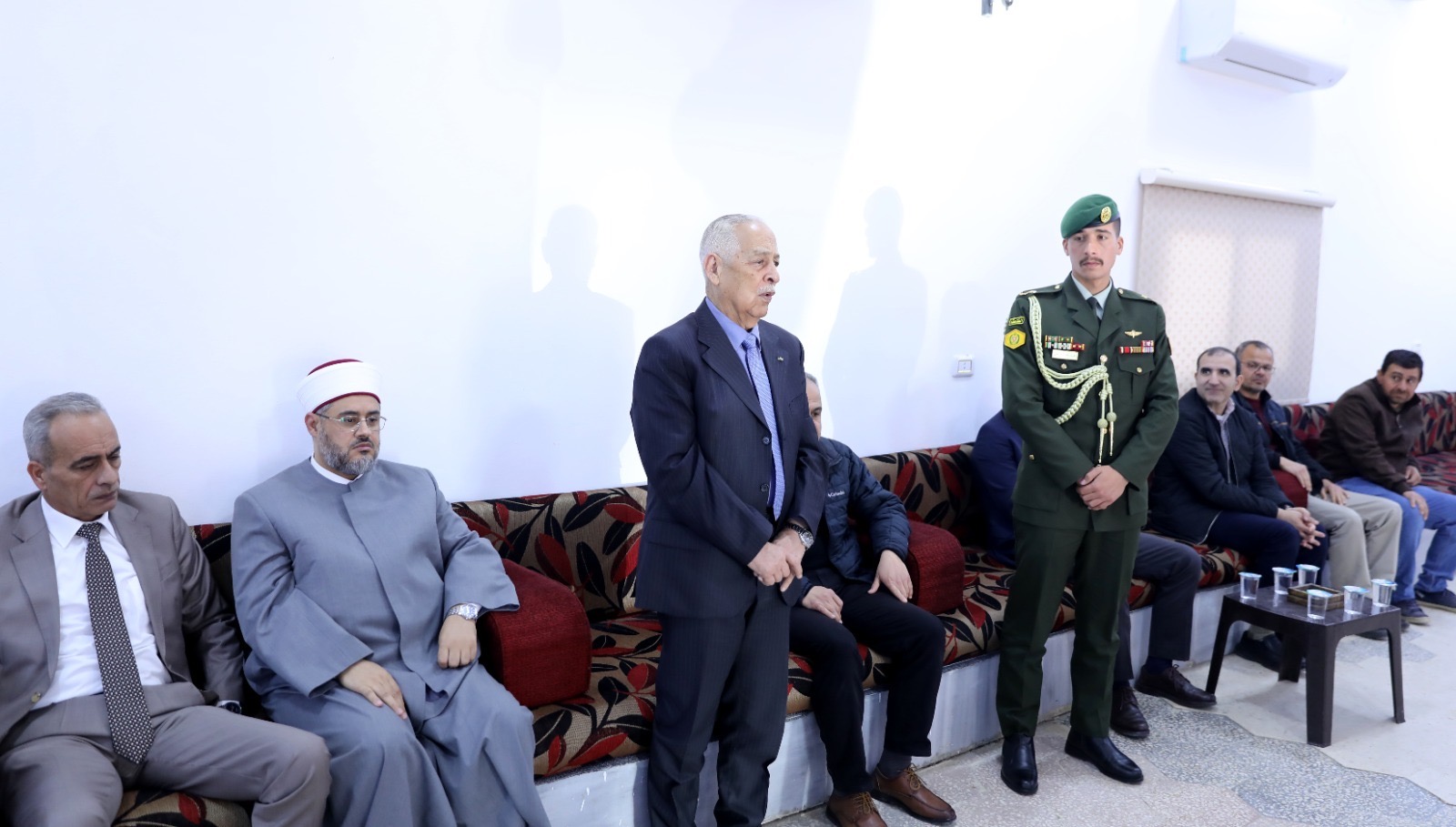 *العيسوي ينقل تعازي الملك وولي العهد إلى عشيرة العبيدات*