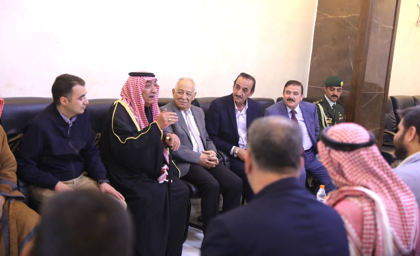 صورة حول : مندوبا عن الملك وولي العهد...العيسوي يعزي عشيرتي الكفاوين والبشابشة مندوبا عن الملك وولي العهد...العيسوي يعزي عشيرتي الكفاوين والبشابشة