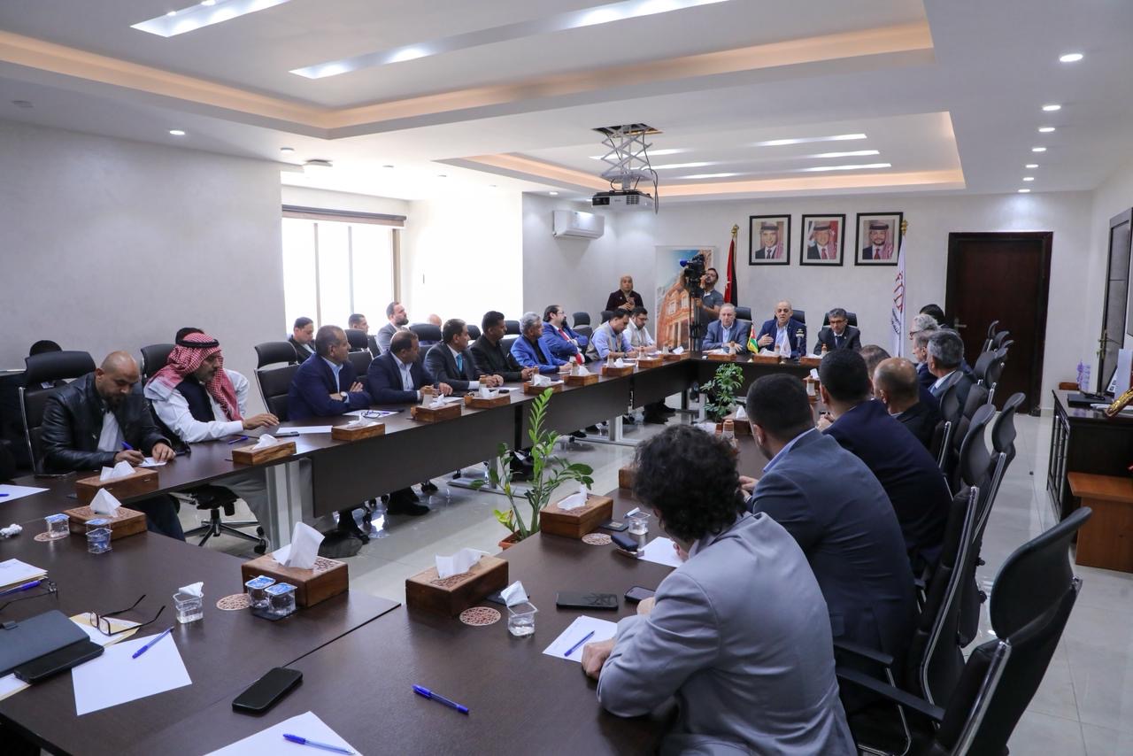 وزير السياحة والآثار يترأس اجتماعاً موسعاً في البترا لبحث دعم القطاع السياحي وتعزيز استدامته
