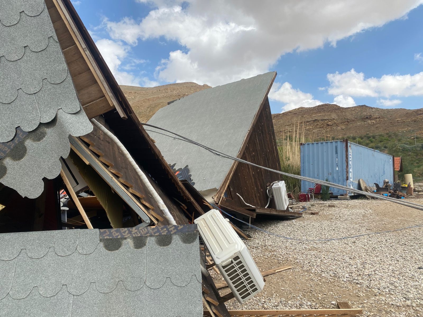 فيديو وصور.. عامود ضغط عاليا يدمر منشآت سياحية بمنطقة البربيطة في محافظة الطفيلة