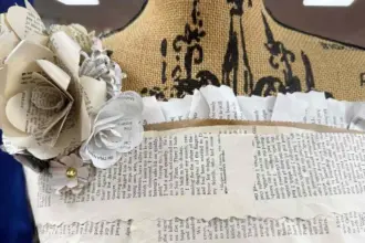 موظفو مكتبة يحولون كتبًا تالفة إلى فستان زفاف مبتكر (صور)