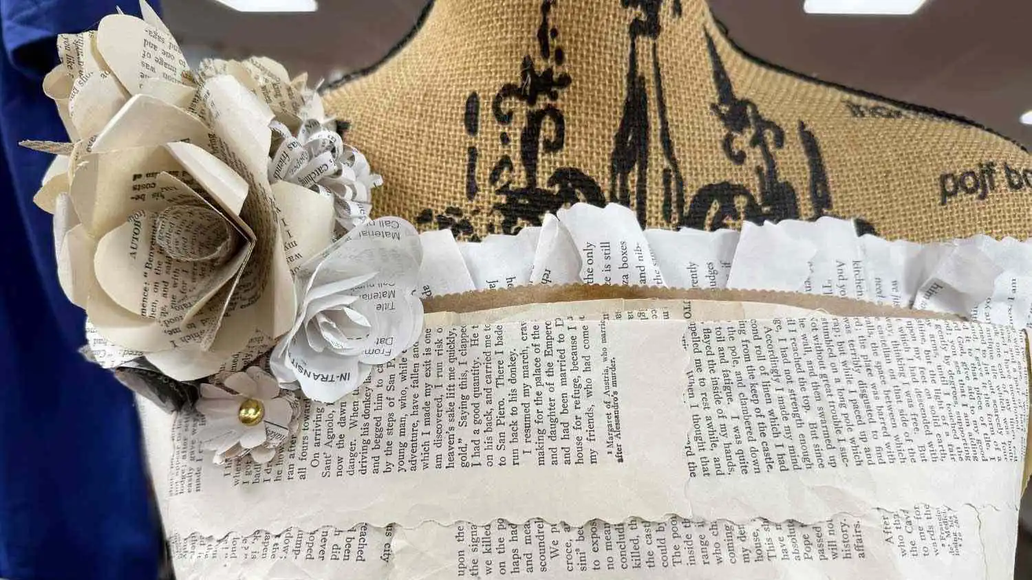 موظفو مكتبة يحولون كتبًا تالفة إلى فستان زفاف مبتكر (صور)