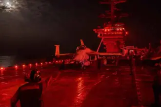 "العين الثالثة".. سر الإضاءة الحمراء في "أبراهام لينكولن"