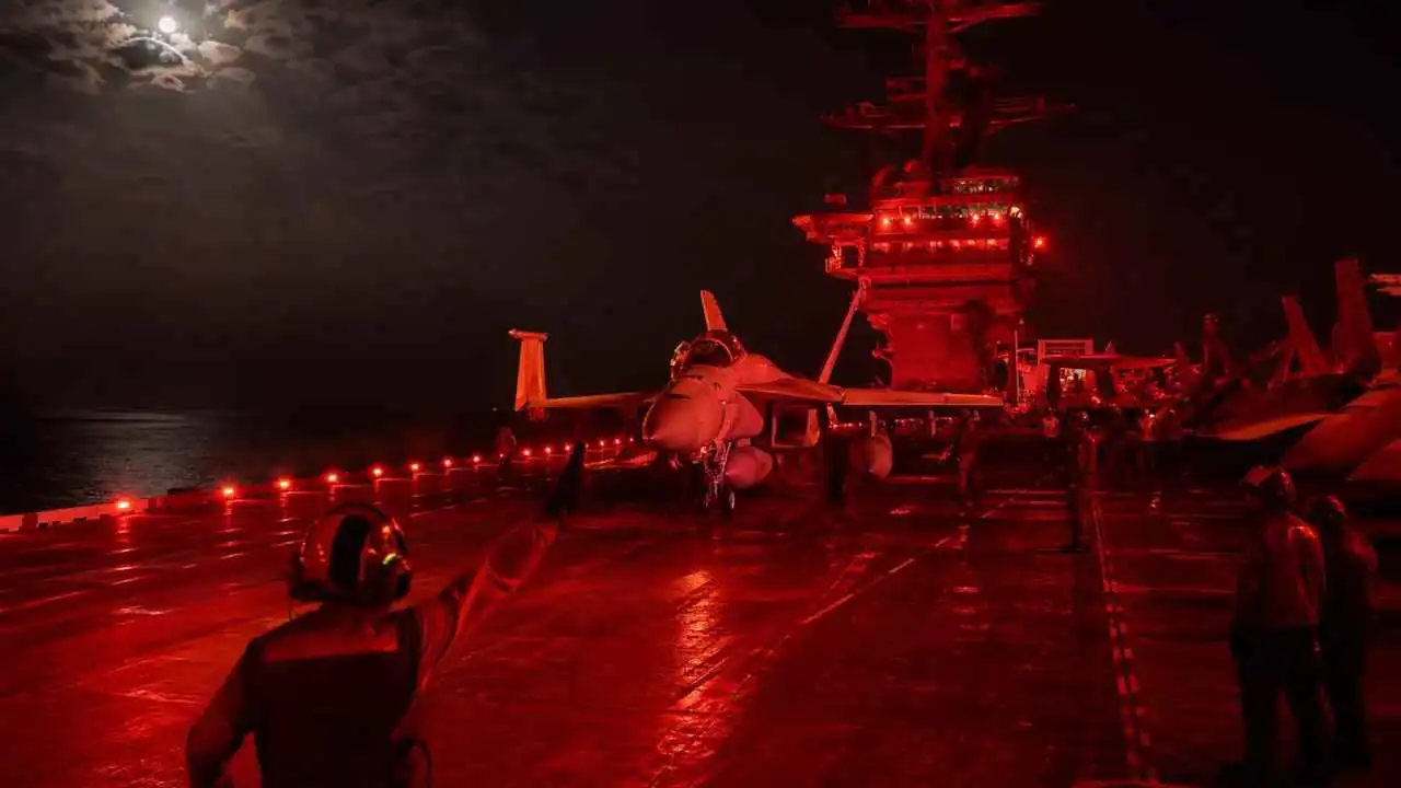 "العين الثالثة".. سر الإضاءة الحمراء في "أبراهام لينكولن"