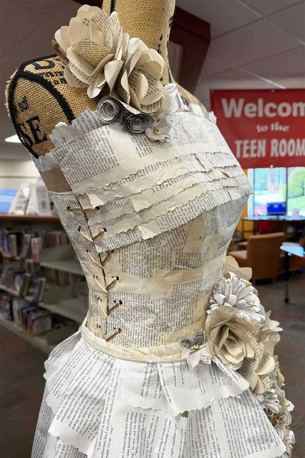 موظفو مكتبة يحولون كتبًا تالفة إلى فستان زفاف مبتكر (صور)