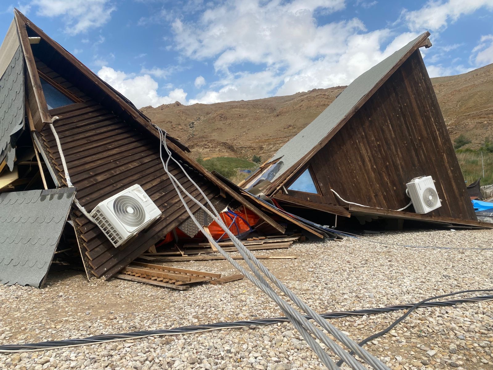 فيديو وصور.. عامود ضغط عاليا يدمر منشآت سياحية بمنطقة البربيطة في محافظة الطفيلة