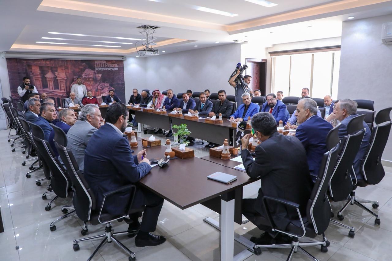 وزير السياحة والآثار يترأس اجتماعاً موسعاً في البترا لبحث دعم القطاع السياحي وتعزيز استدامته