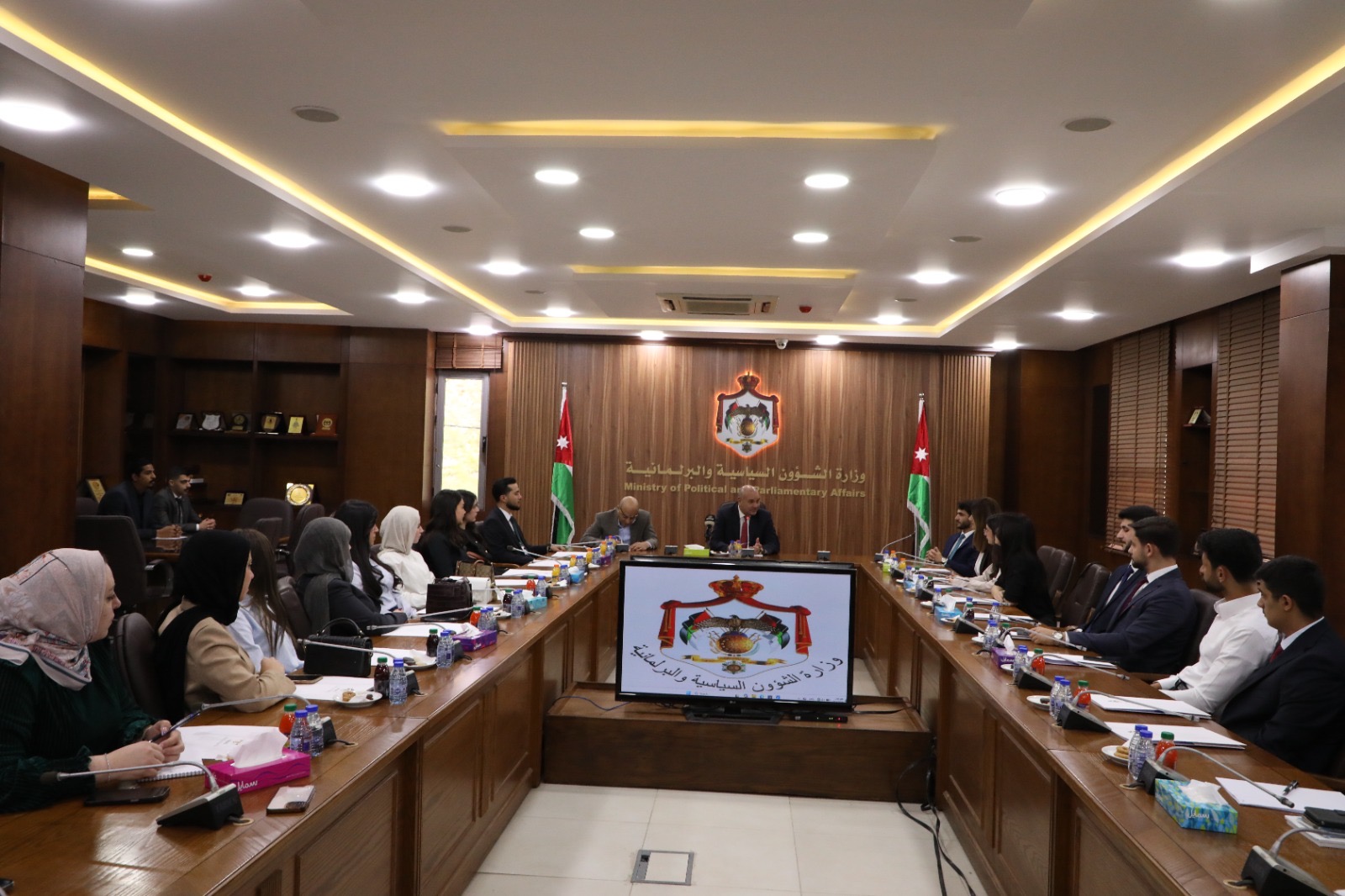 العودات يلتقي طلبة من كلية الحقوق بالجامعة الأردنية