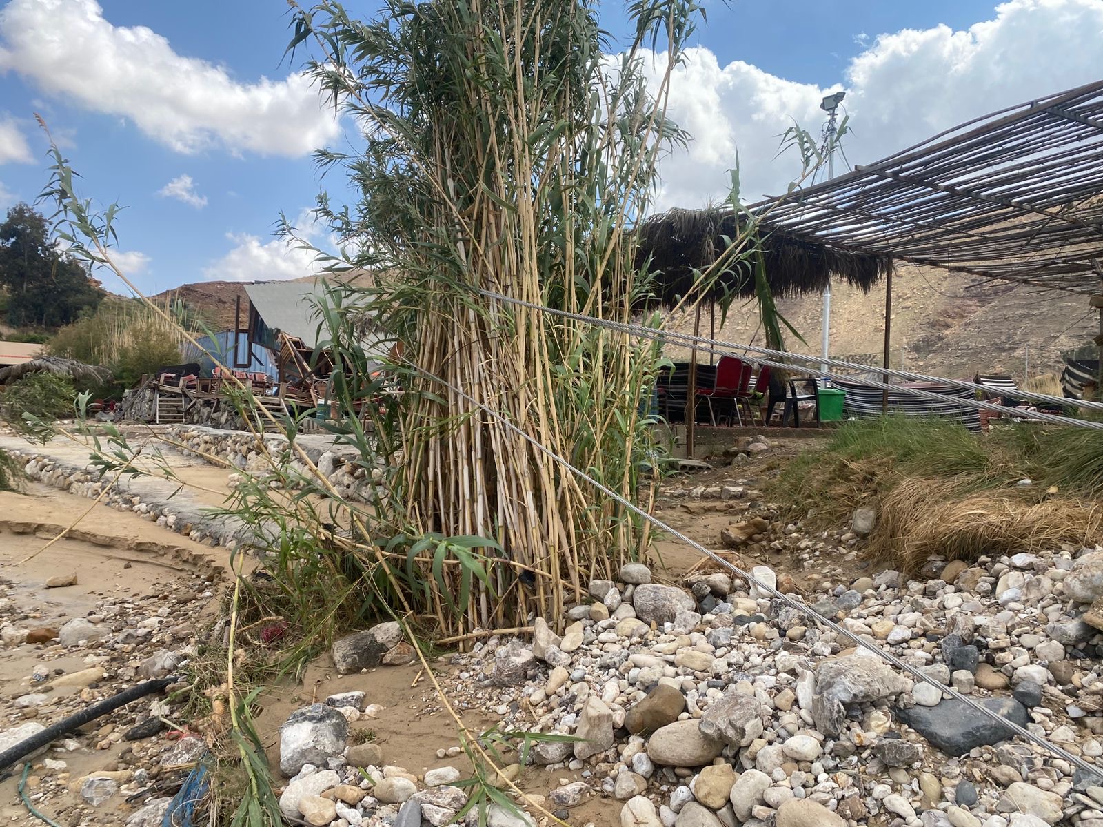 فيديو وصور.. عامود ضغط عاليا يدمر منشآت سياحية بمنطقة البربيطة في محافظة الطفيلة