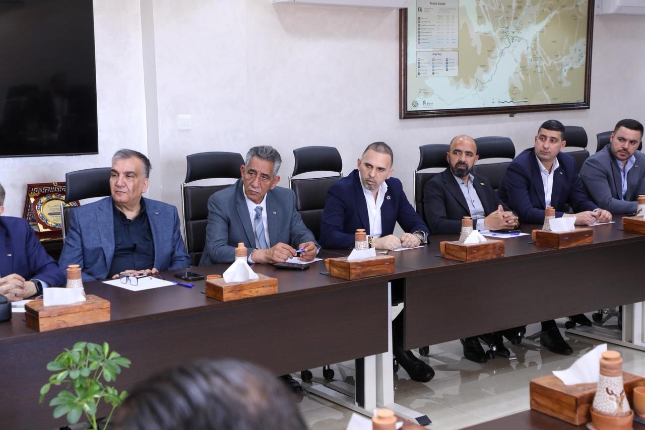 وزير السياحة والآثار يترأس اجتماعاً موسعاً في البترا لبحث دعم القطاع السياحي وتعزيز استدامته