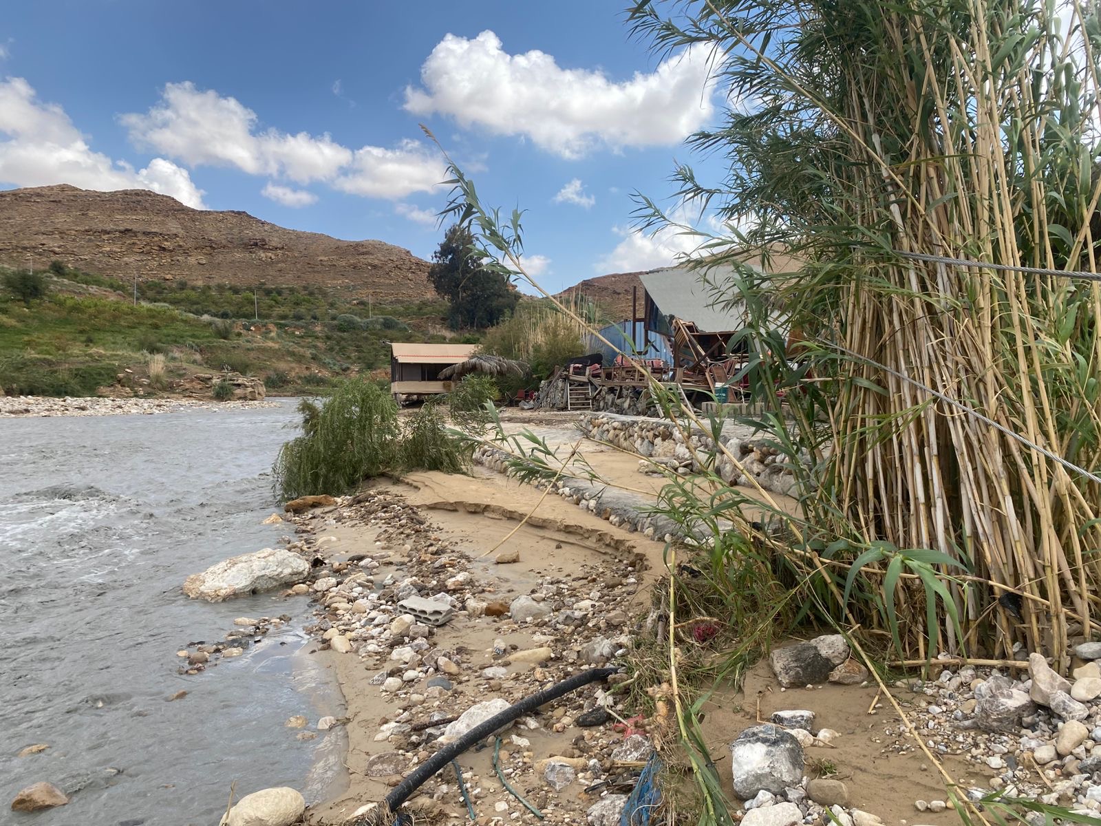 فيديو وصور.. عامود ضغط عاليا يدمر منشآت سياحية بمنطقة البربيطة في محافظة الطفيلة