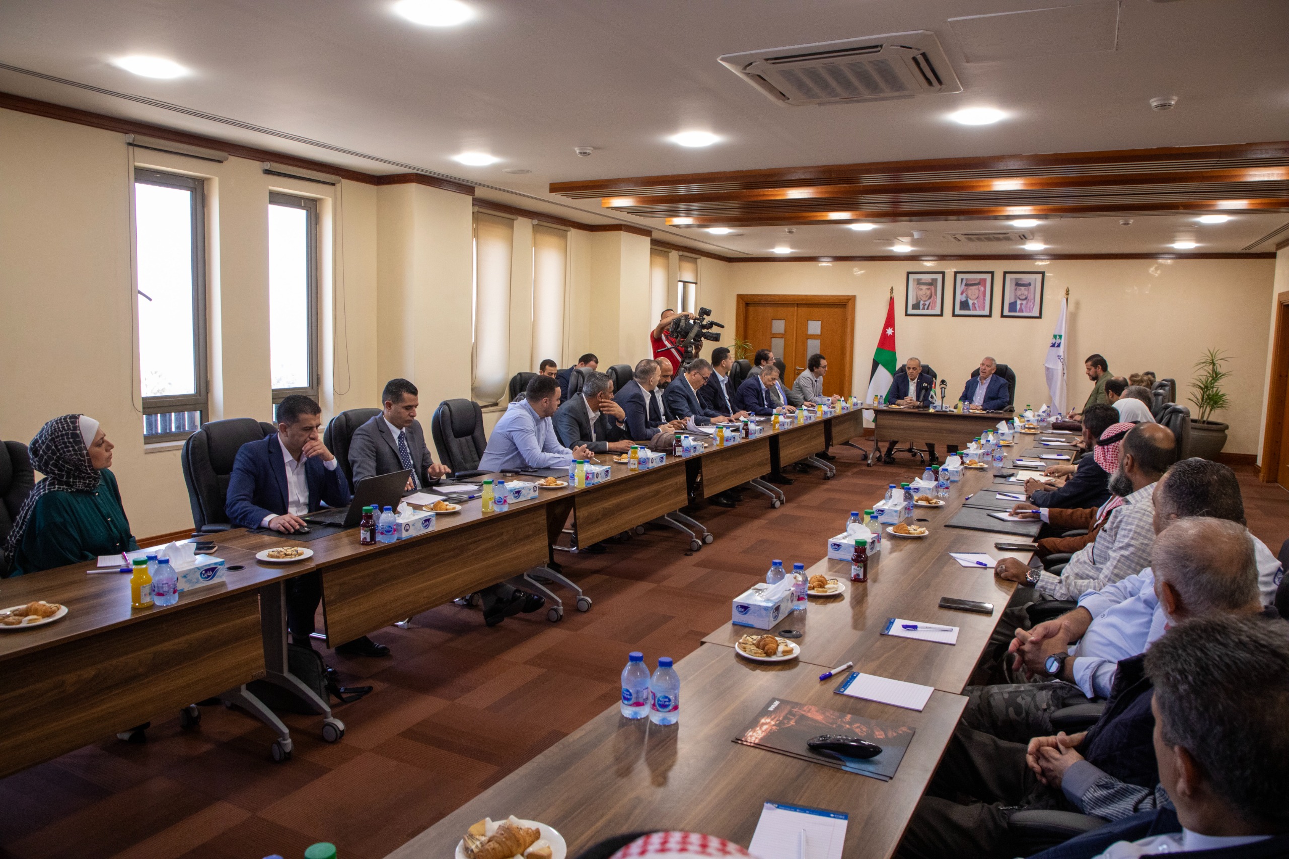 وزير السياحة والآثار يعقد اجتماعاً مع ممثلي القطاع السياحي في العقبة