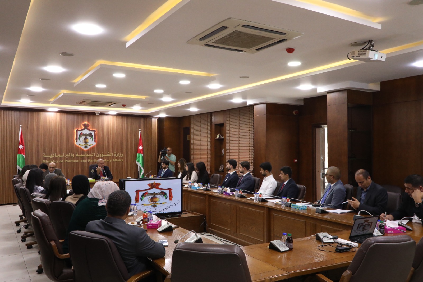 العودات يلتقي طلبة من كلية الحقوق بالجامعة الأردنية