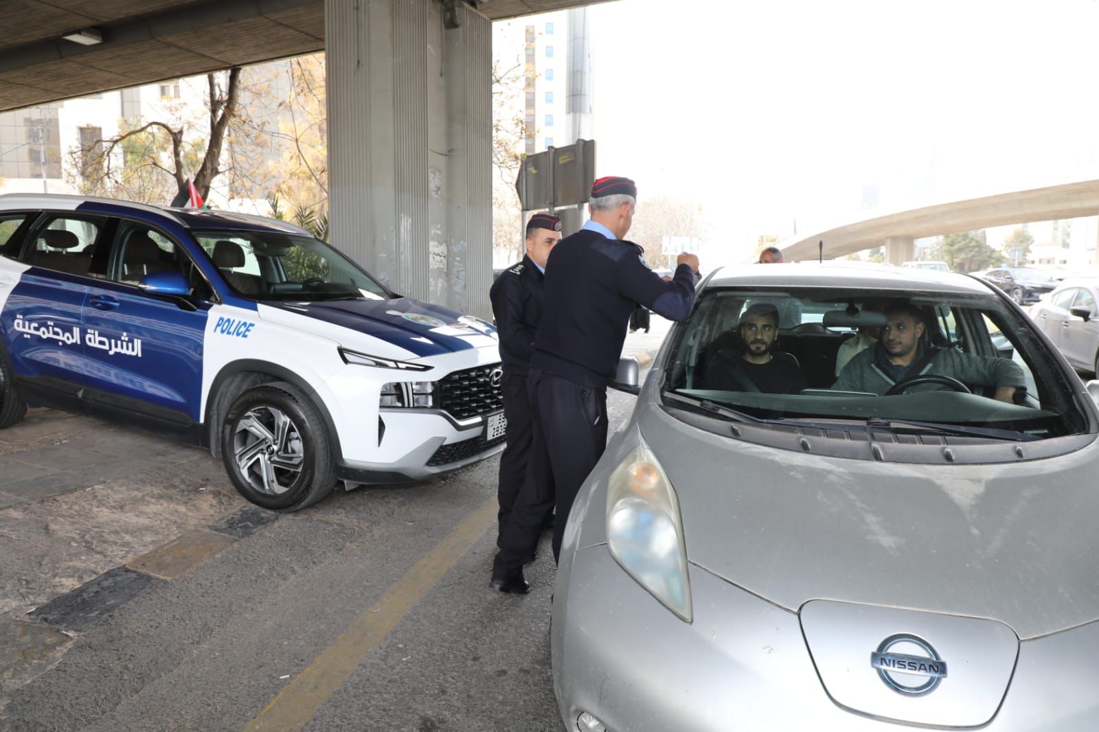 الأمن العام يباشر بلصق وتوزيع العلم الأردني على مركبات المواطنين احتفاءً بيوم العلم