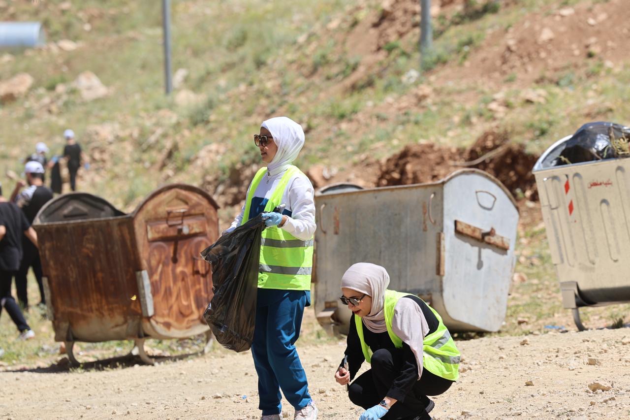 وزارة السياحة تنفذ حملات نظافة في مواقع سياحية بالبلقاء لتعزيز الوعي البيئي