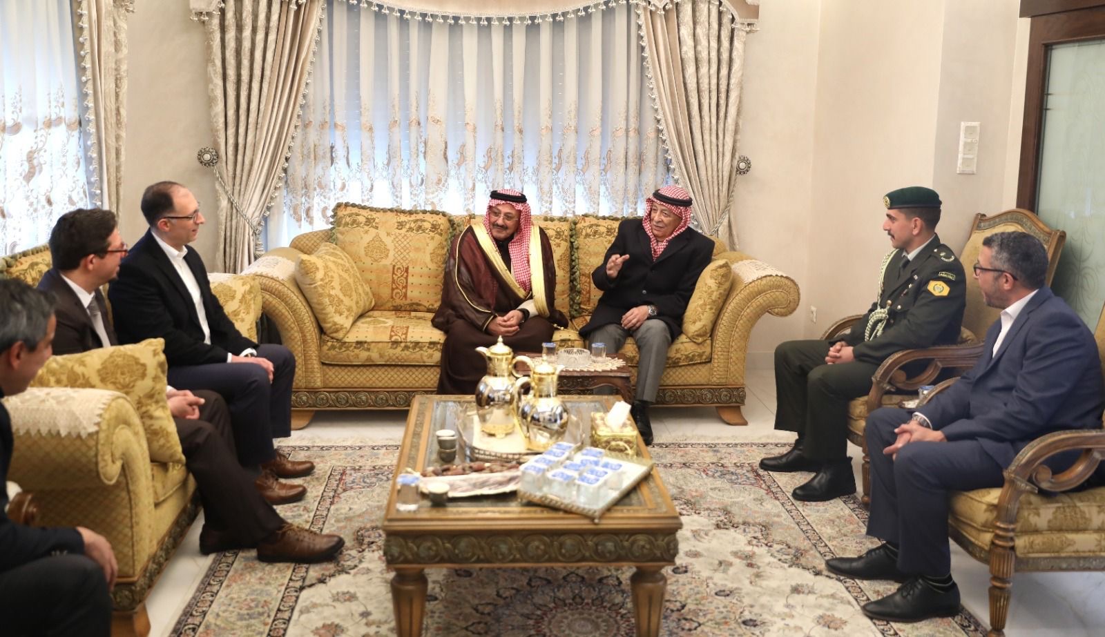 مندوبًا عن الملك وولي العهد... العيسوي يعزي الجيتاوي والنسور والعطيات والحداد