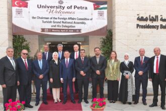 طلبة جامعة البترا يحاورون نائب الرئيس التركي الأسبق أوقطاي حول التعاون الأردني التركي
