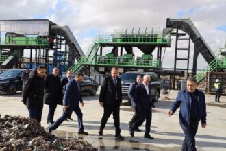 وزير البيئة يزور مصنع “معادن المدينة” ويؤكد تشجيع وتعزيز مشاريع إعادة التدوير والاقتصاد الأخضر