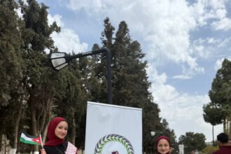 شباب حزب الإصلاح يوزعون العلم الأردني في الجامعة الأردنية احتفاء بيوم العلم