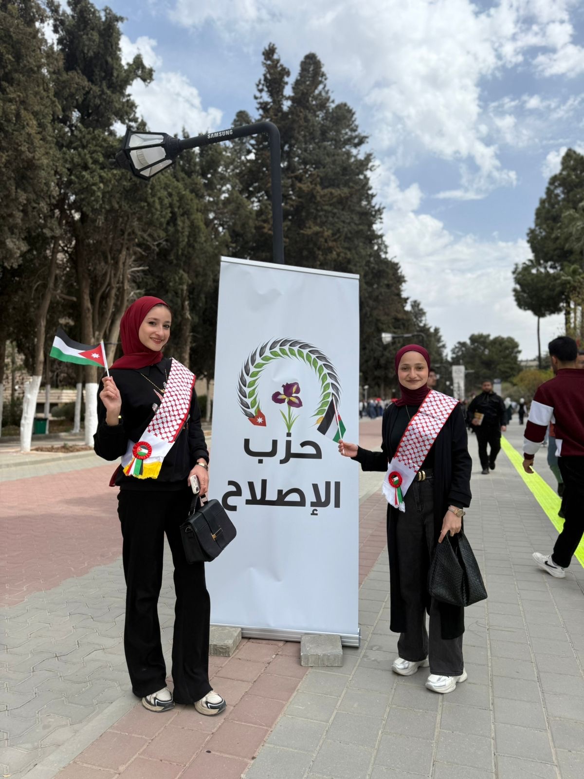 شباب حزب الإصلاح يوزعون العلم الأردني في الجامعة الأردنية احتفاء بيوم العلم