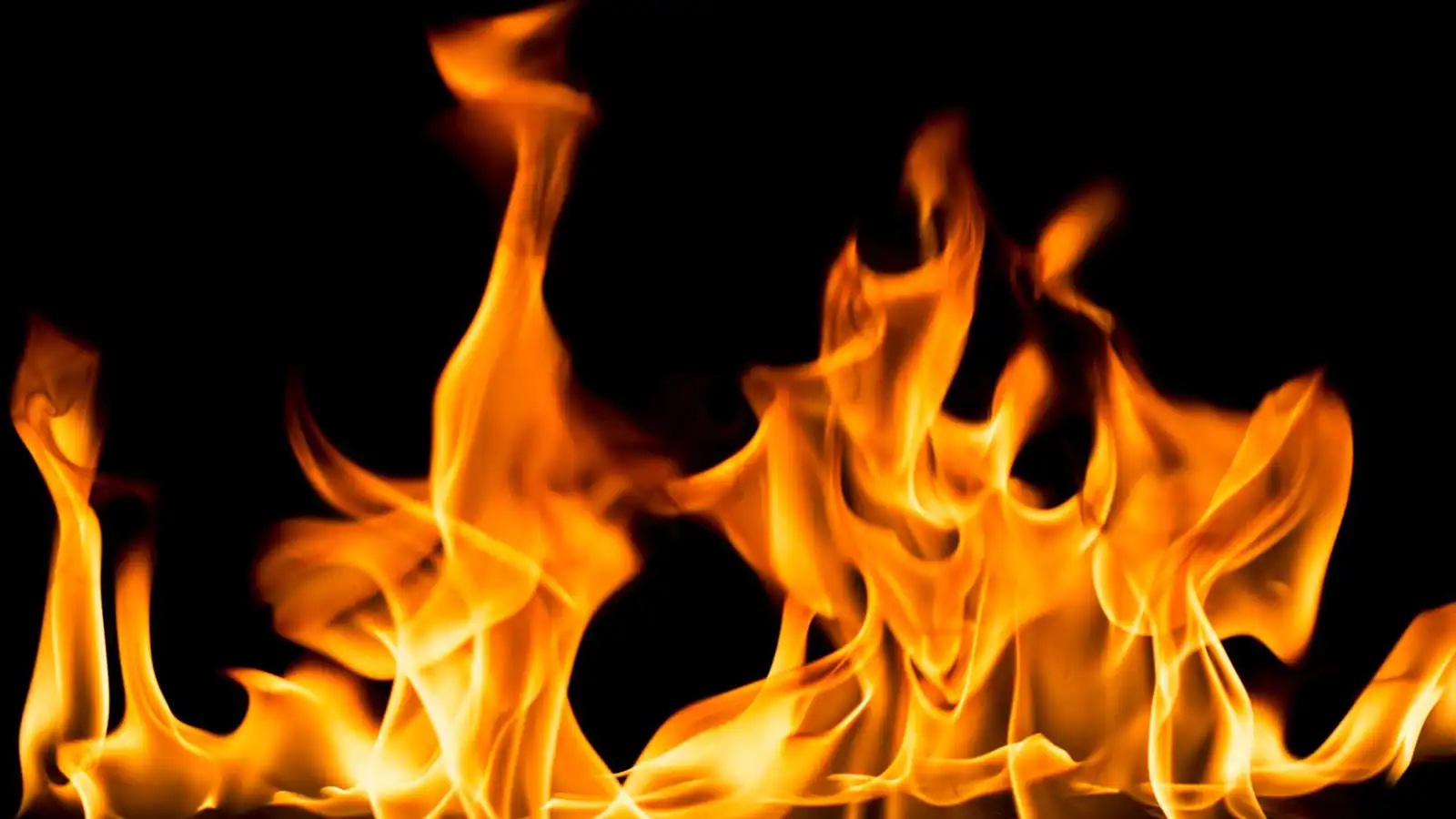 بسبب "التفتيش بهاتفه".. مصري يضرم النيران في زوجته