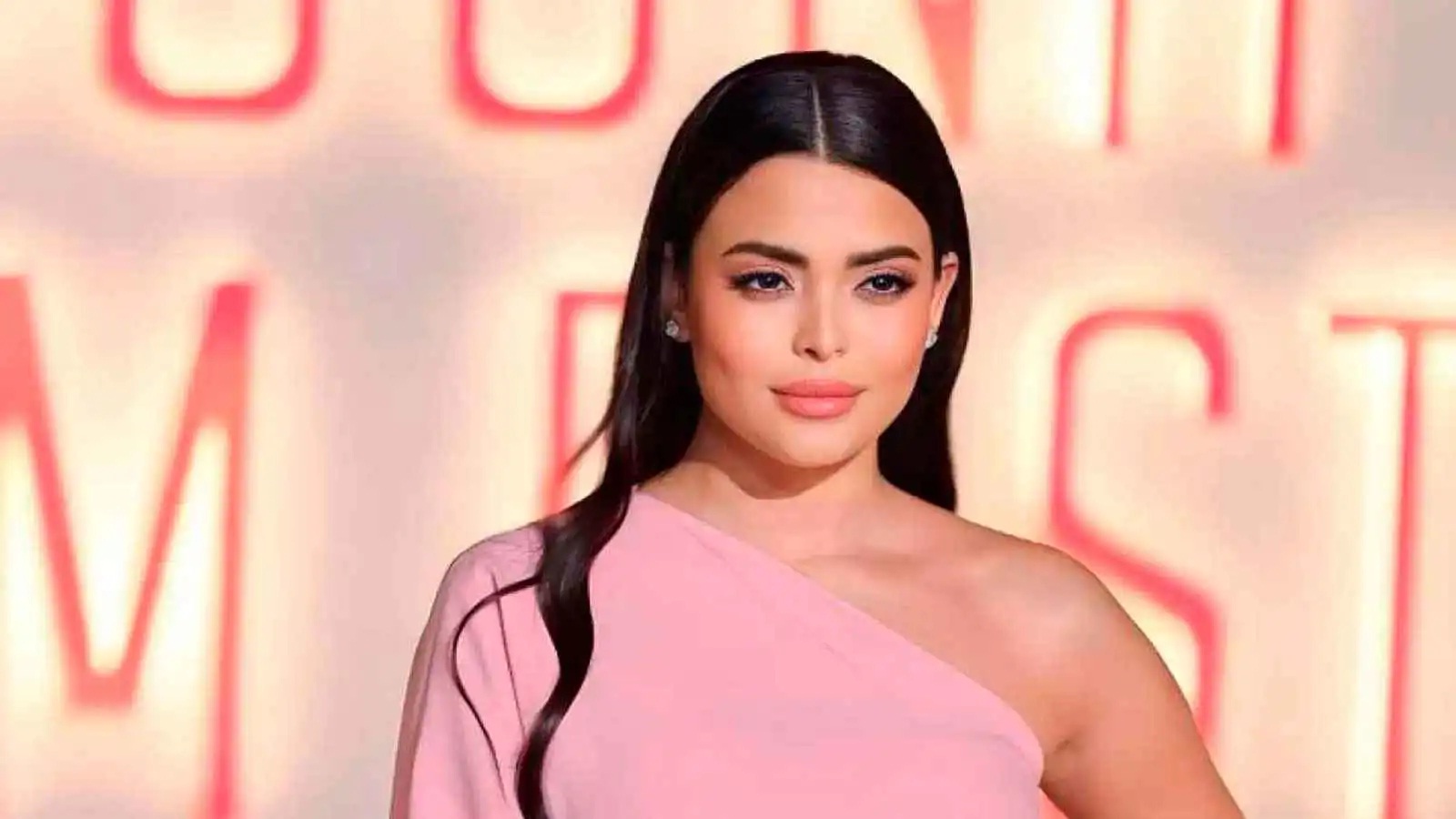 على بوستر "مايكل جاكسون".. أسماء جلال: انتظروا فيلمي الجديد