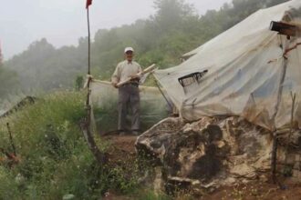 تركي يهجر البشر ويستوطن الجبال منذ 12 عاما