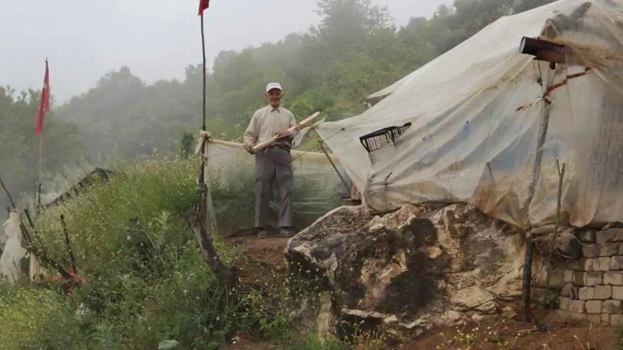 تركي يهجر البشر ويستوطن الجبال منذ 12 عاما