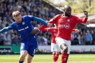 نجم فريق يورك سيتي يعتدي على مشجع خلال اقتحام الجماهير للملعب (فيديو)