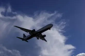 سيدة تضع مولودة خلال رحلة جوية وركاب يتطوعون لتقديم الدعم