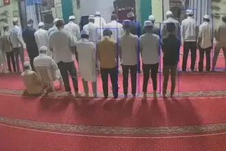 ثعبان يقطع سجود المصلين في لحظات رعب (فيديو)