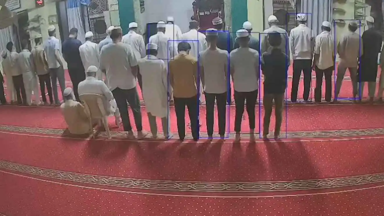 ثعبان يقطع سجود المصلين في لحظات رعب (فيديو)