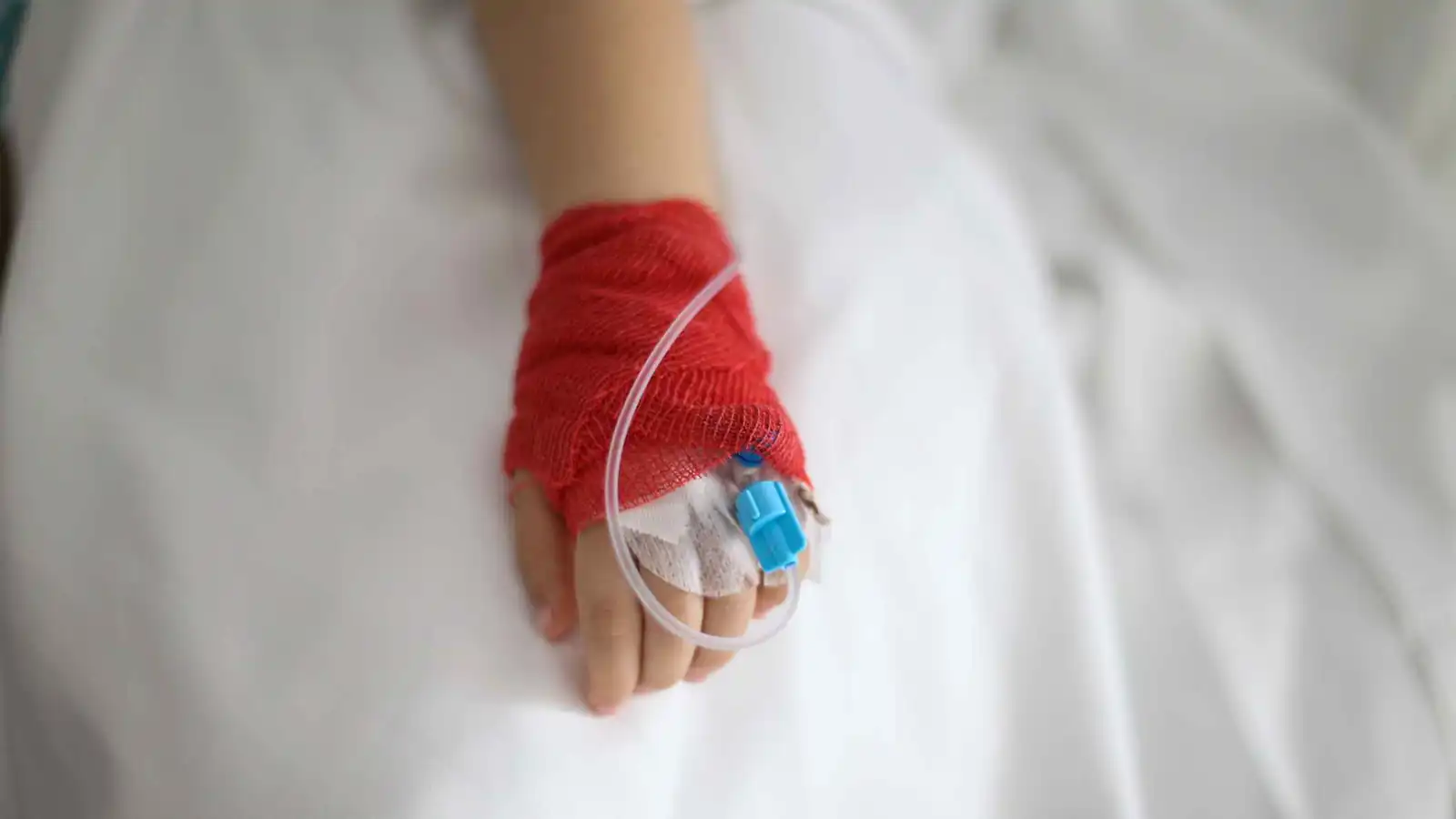 حلقت شعره وحاجبيه.. السجن لأم زيّفت إصابة ابنها بالسرطان