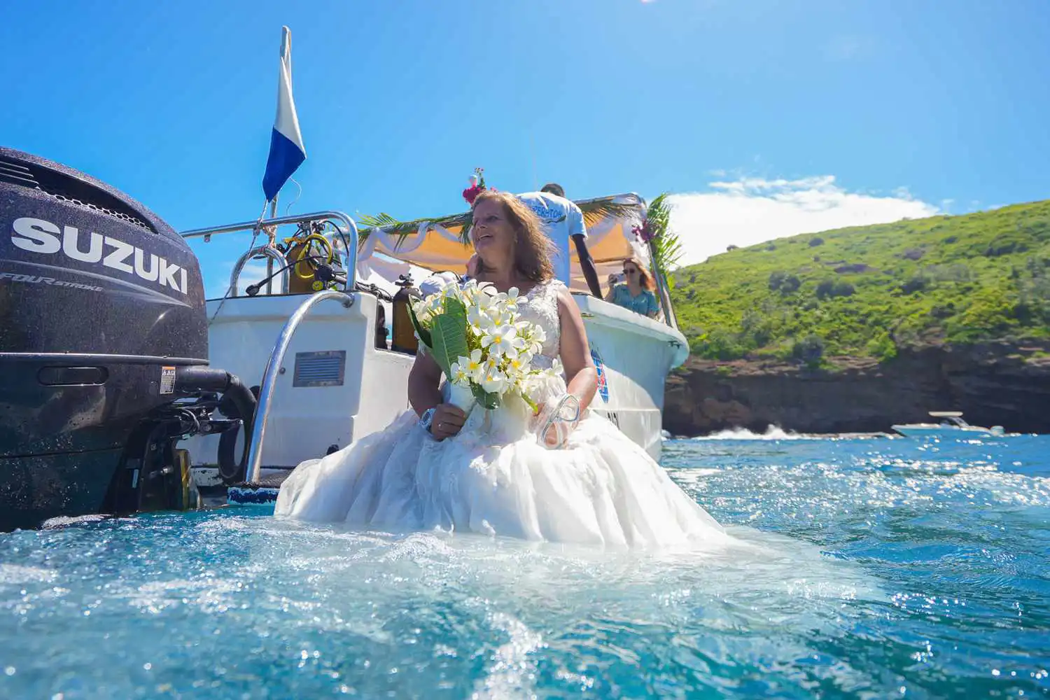 "ملاذهما السعيد".. زوجان يعقدان قرانهما وسط البحر في موريشيوس (صور)