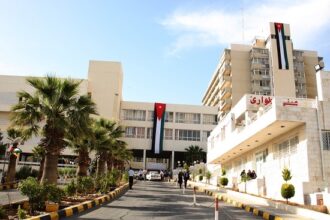 ثلاثيني يلقي بنفسه من الطابق الرابع بمستشفى الجامعة