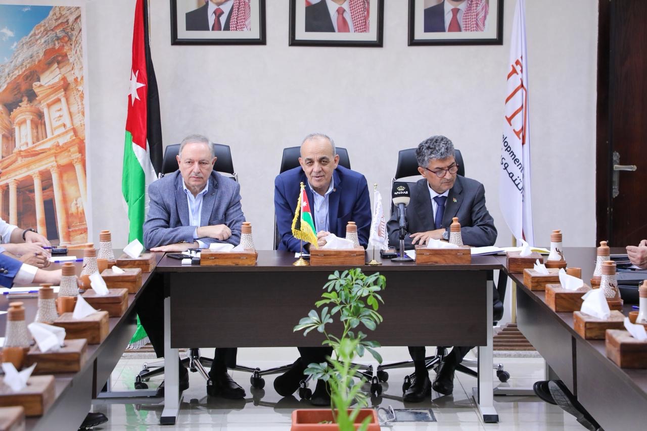 وزير السياحة والآثار يترأس اجتماعاً موسعاً في البترا لبحث دعم القطاع السياحي وتعزيز استدامته